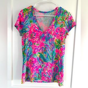 Lilly v neck shirt. Size small and UGC  not sure the style or print- fitted